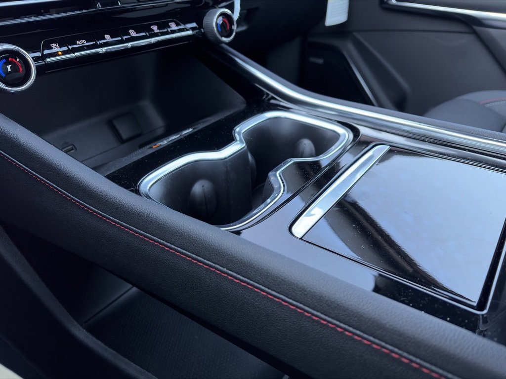 Used 2025 Chevrolet Traverse RS image 26