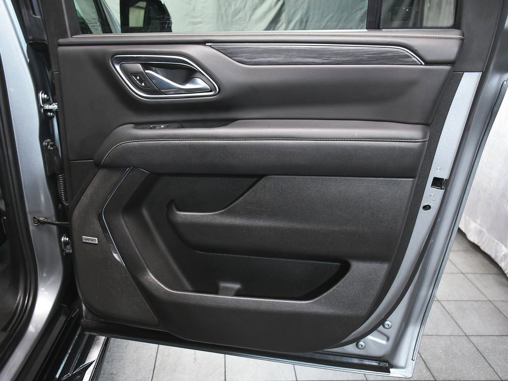 Used 2023 GMC Yukon XL SLT w/ SLT Premium Package image 13