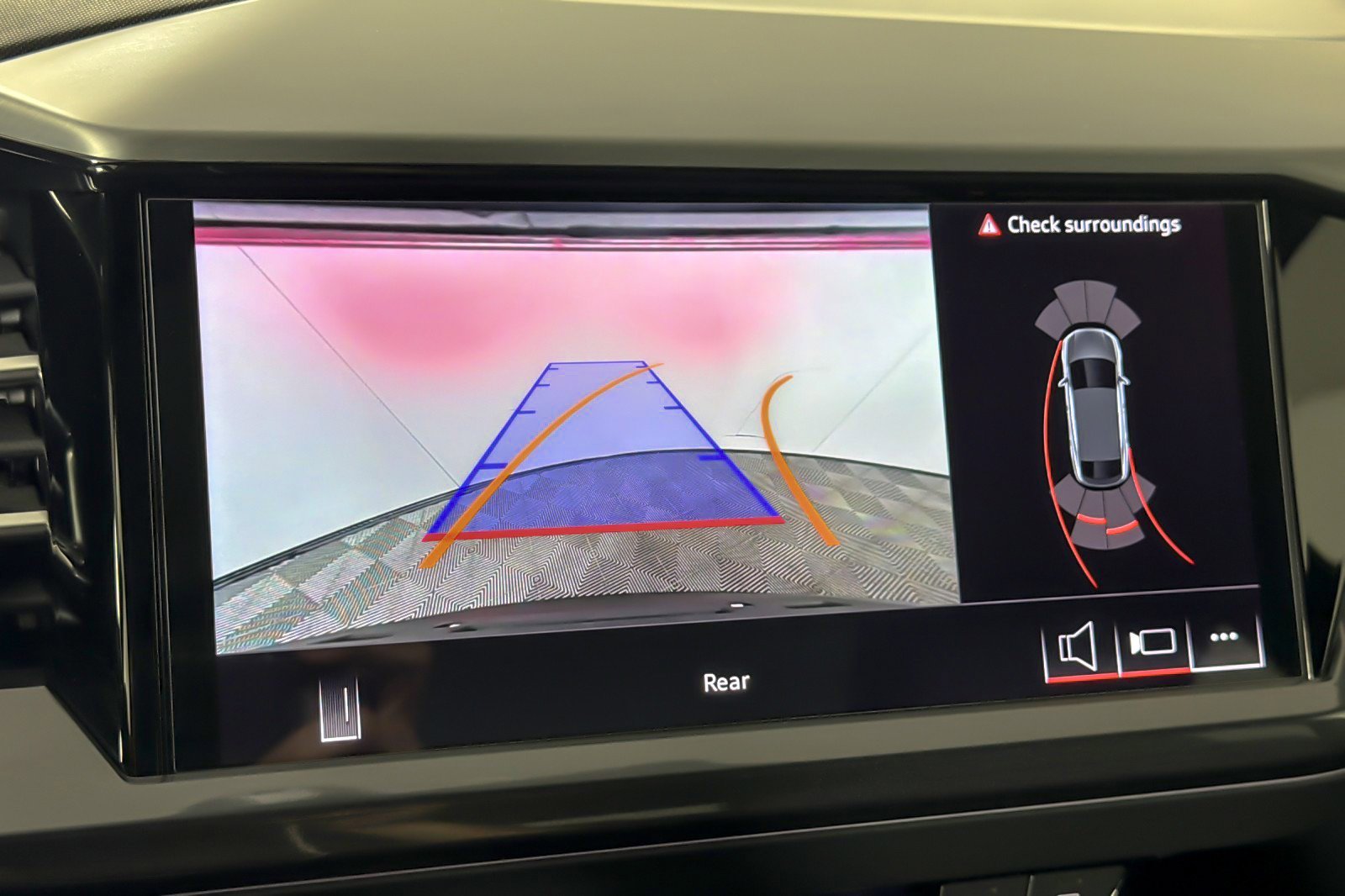 Used 2025 Audi Q4 e-tron Premium w/ Convenience Package image 19