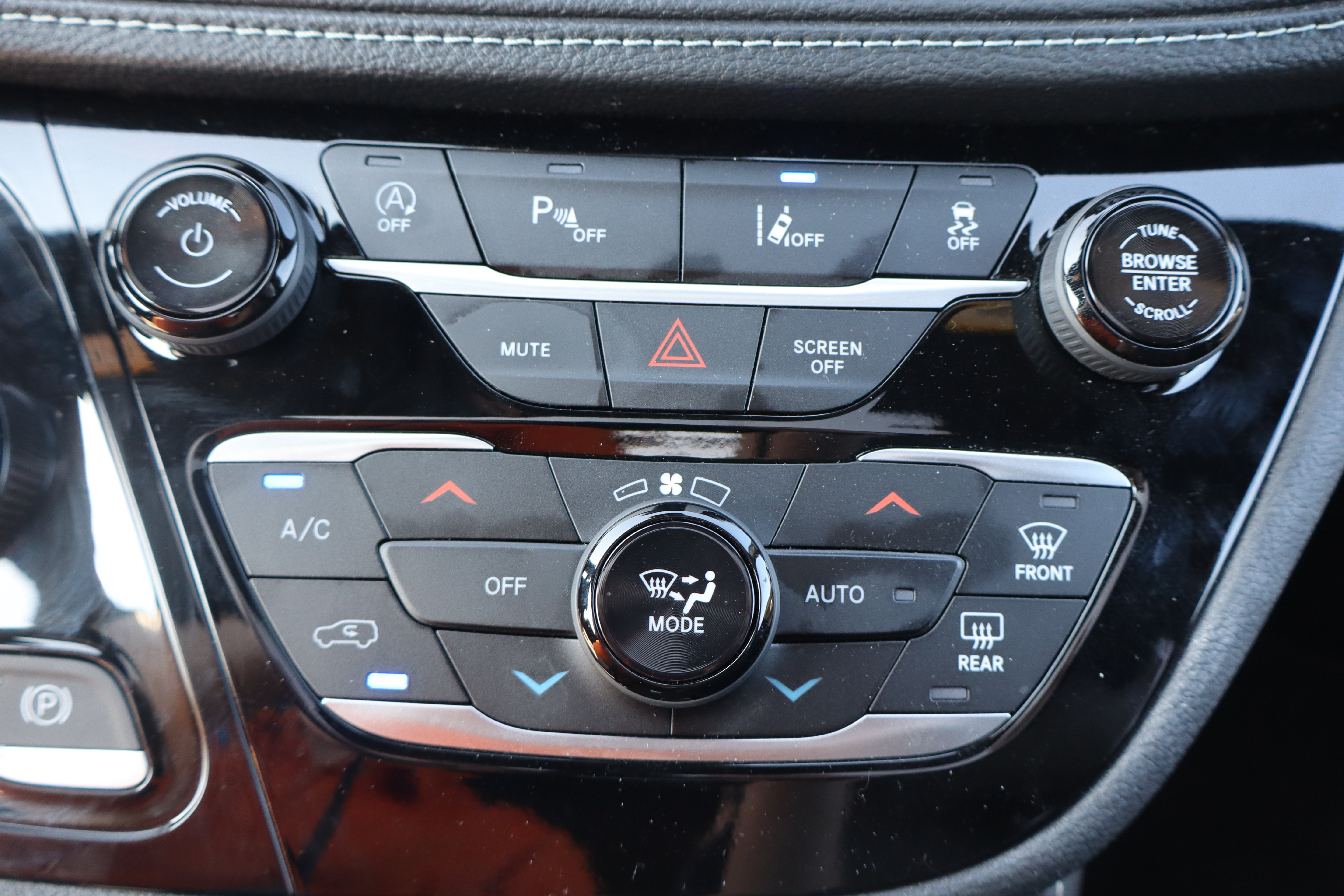 Used 2025 Chrysler Pacifica Limited FWD image 25