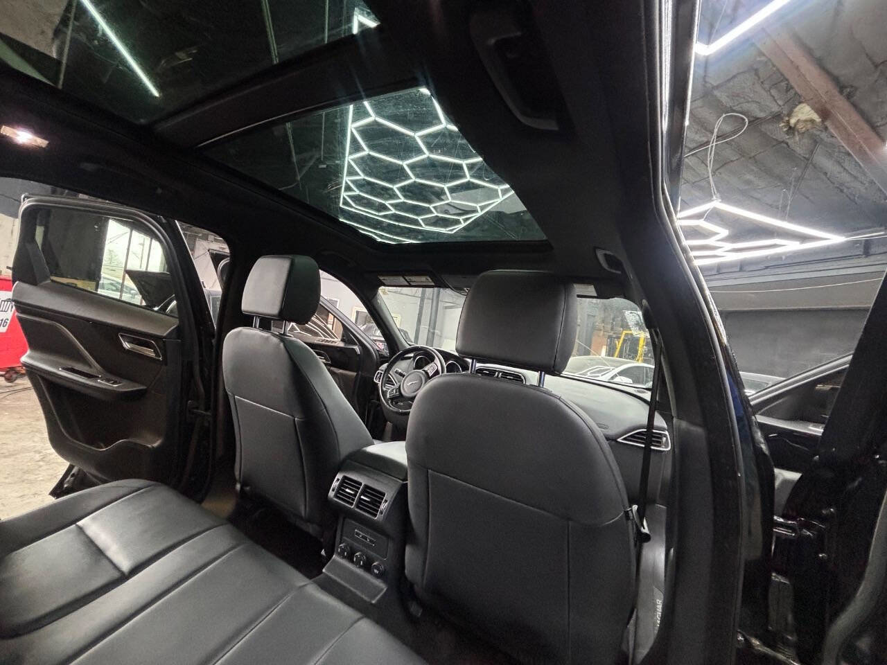 Used 2017 Jaguar F-PACE Premium image 9