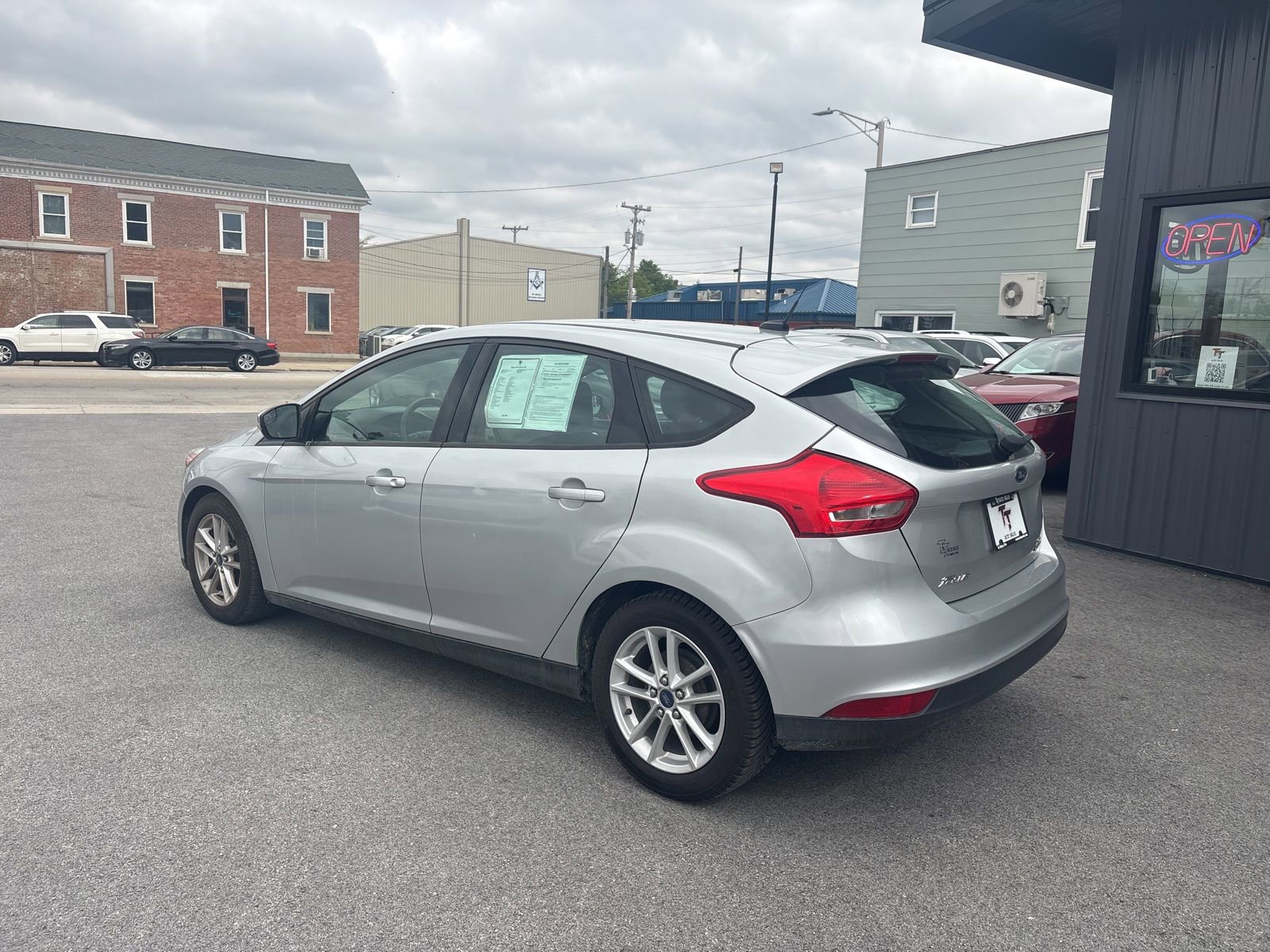Used 2015 Ford Focus SE FWD image 2