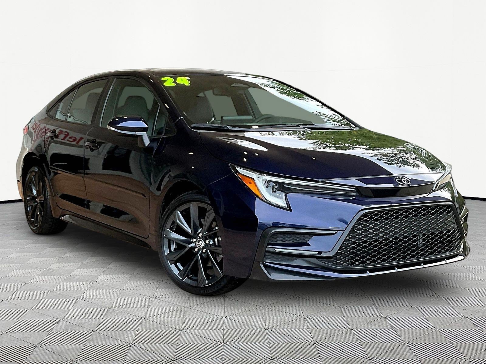 Used 2024 Toyota Corolla SE w/ SE Premium Package FWD image 3
