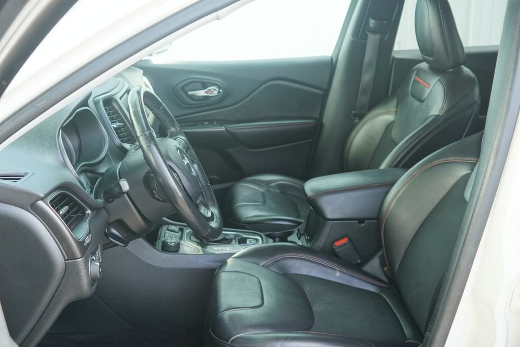 Used 2019 Jeep Cherokee Trailhawk w/ Cold Weather Group AWD/4WD image 12