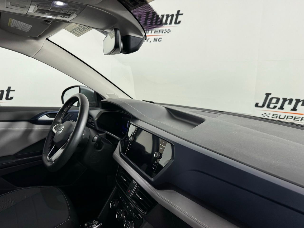 Used 2024 Volkswagen Taos SE image 32