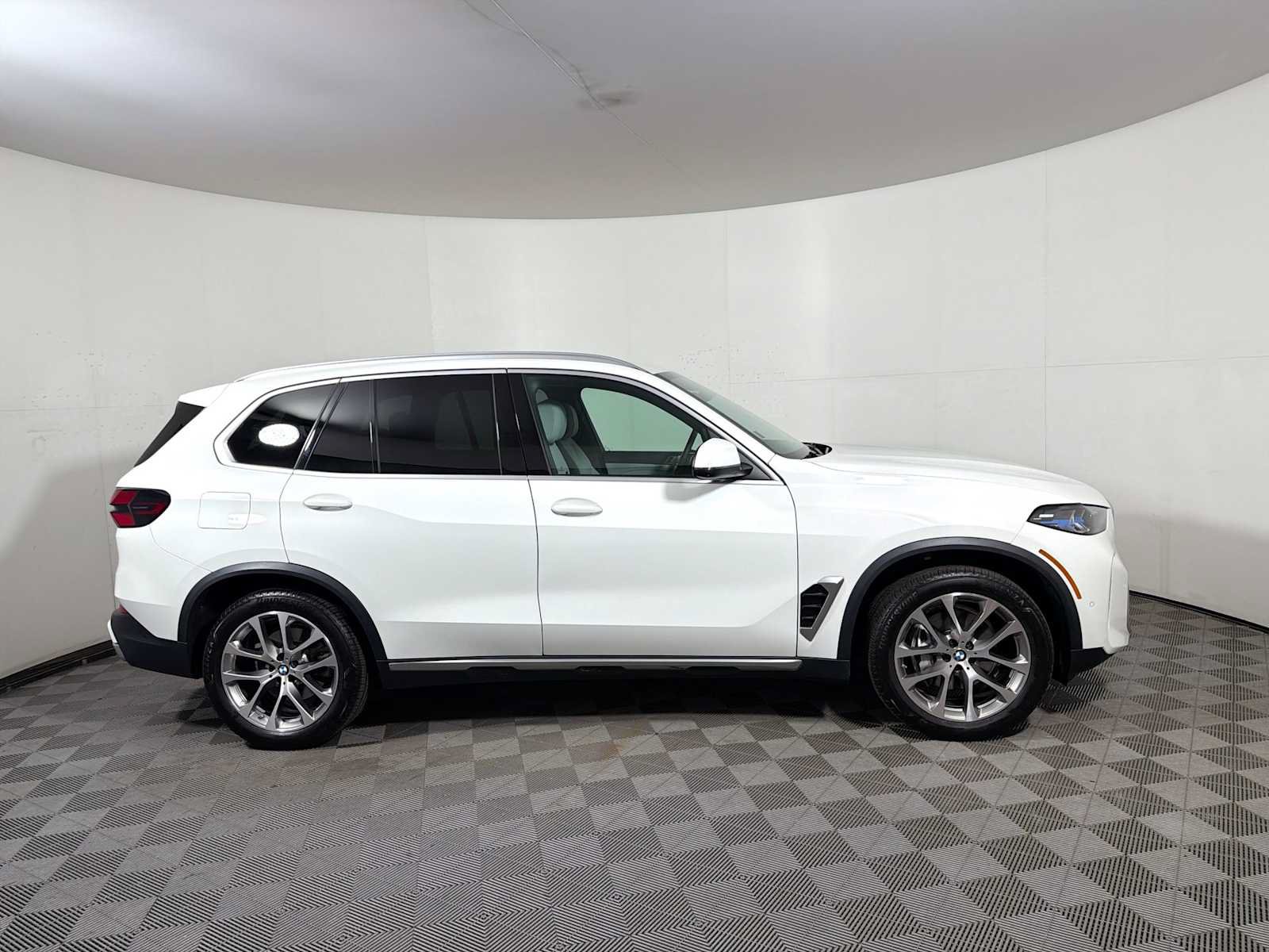 Used 2025 BMW X5 xDrive40i w/ Premium Package AWD/4WD image 7