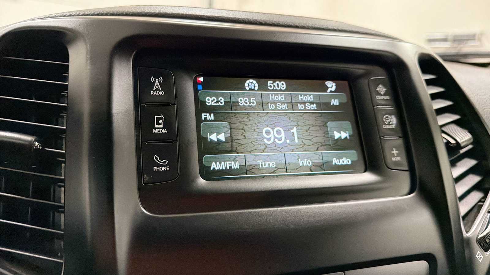 Used 2017 Jeep Cherokee Latitude AWD/4WD image 18
