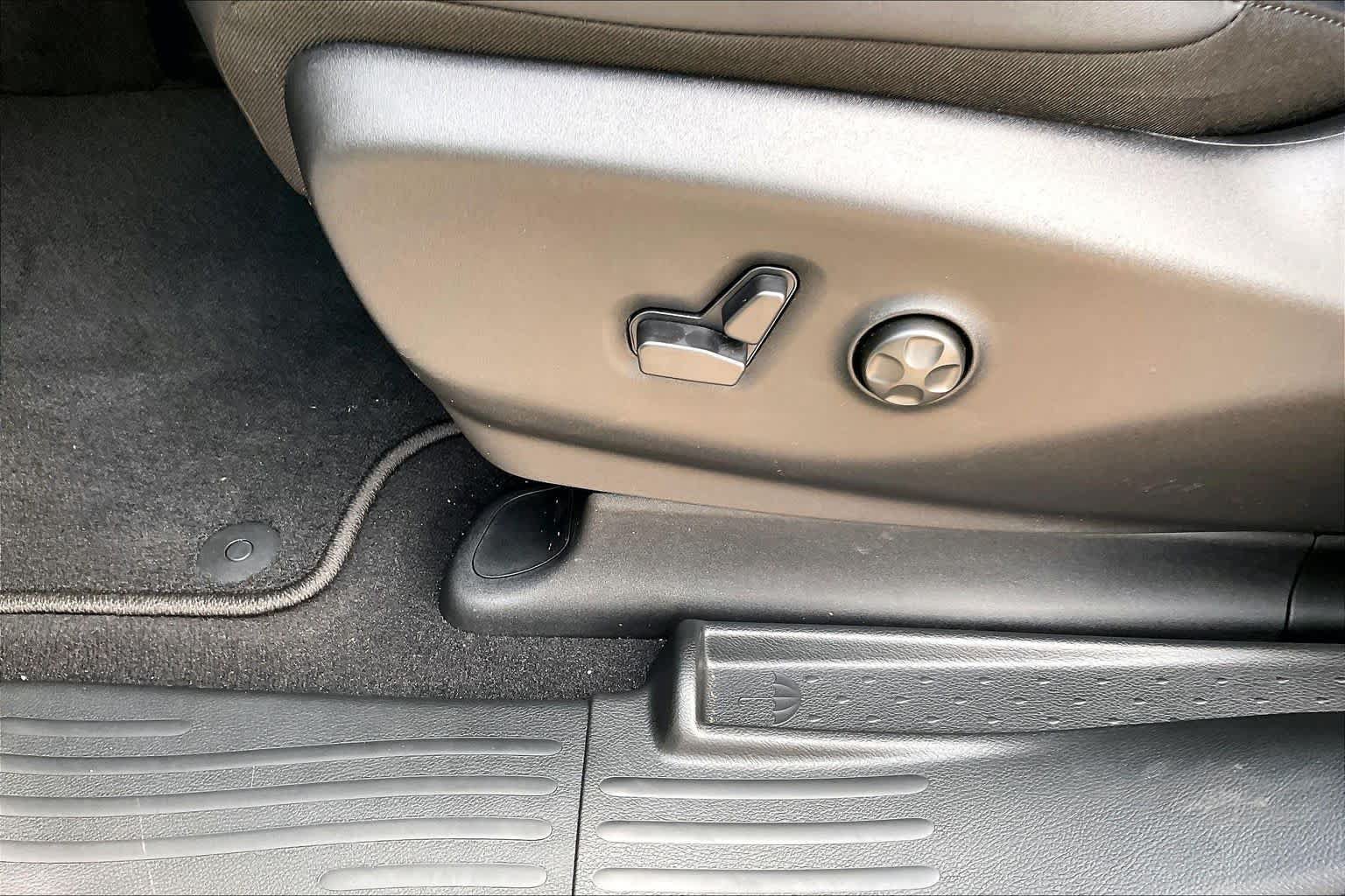 New 2027 Chrysler Pacifica Select FWD image 16