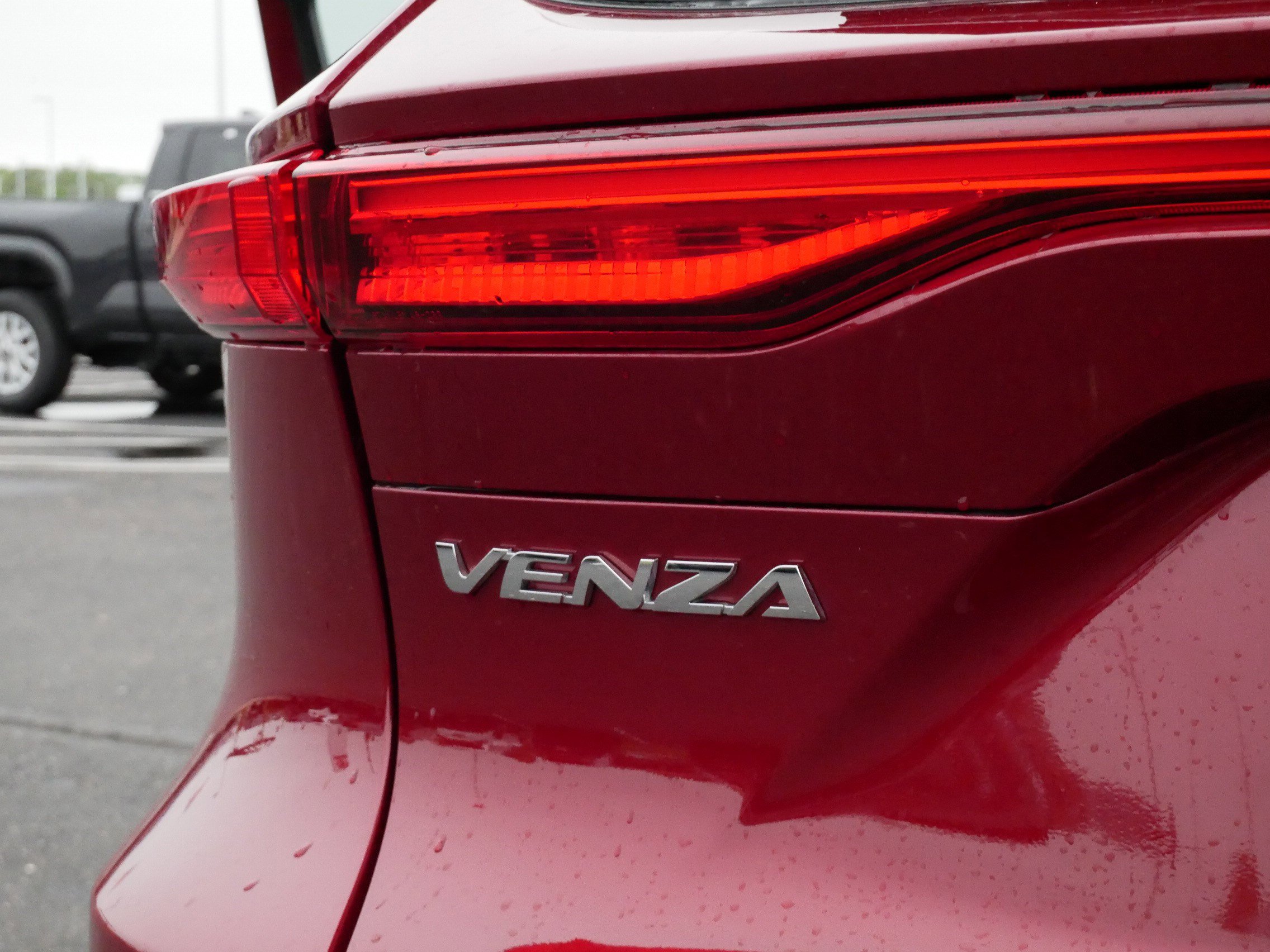 Used 2024 Toyota Venza XLE AWD/4WD image 17