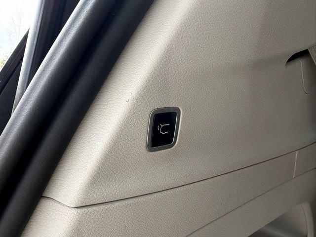 Used 2023 Chrysler Pacifica Touring-L FWD image 16