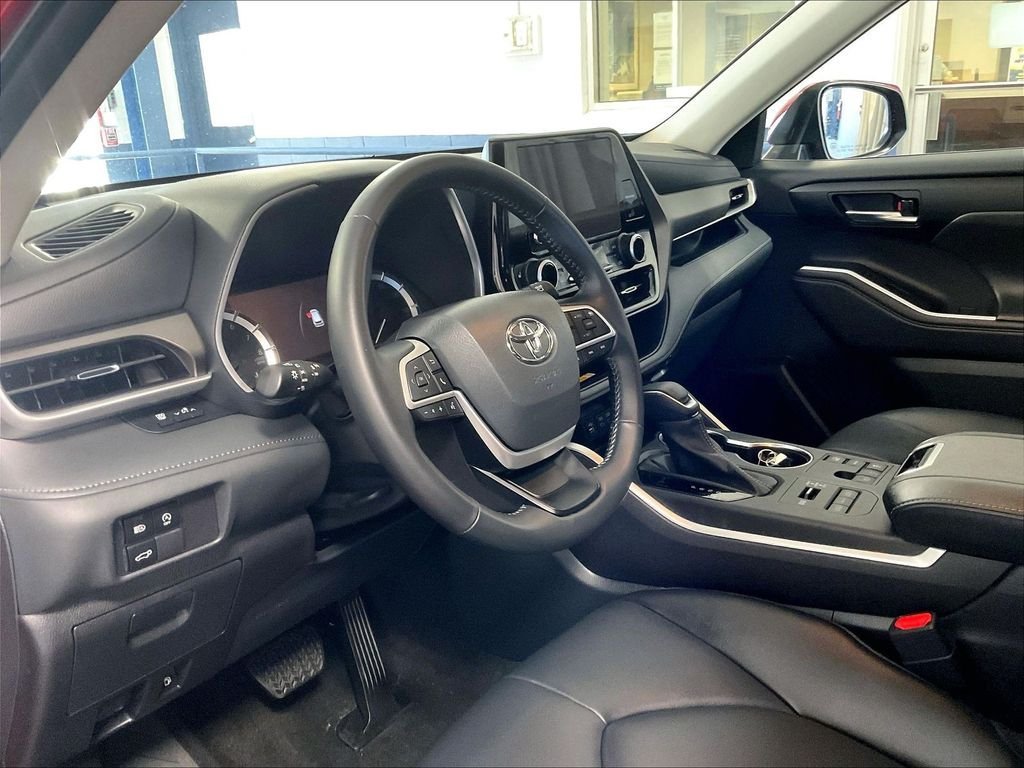 Used 2023 Toyota Highlander XLE AWD/4WD image 8