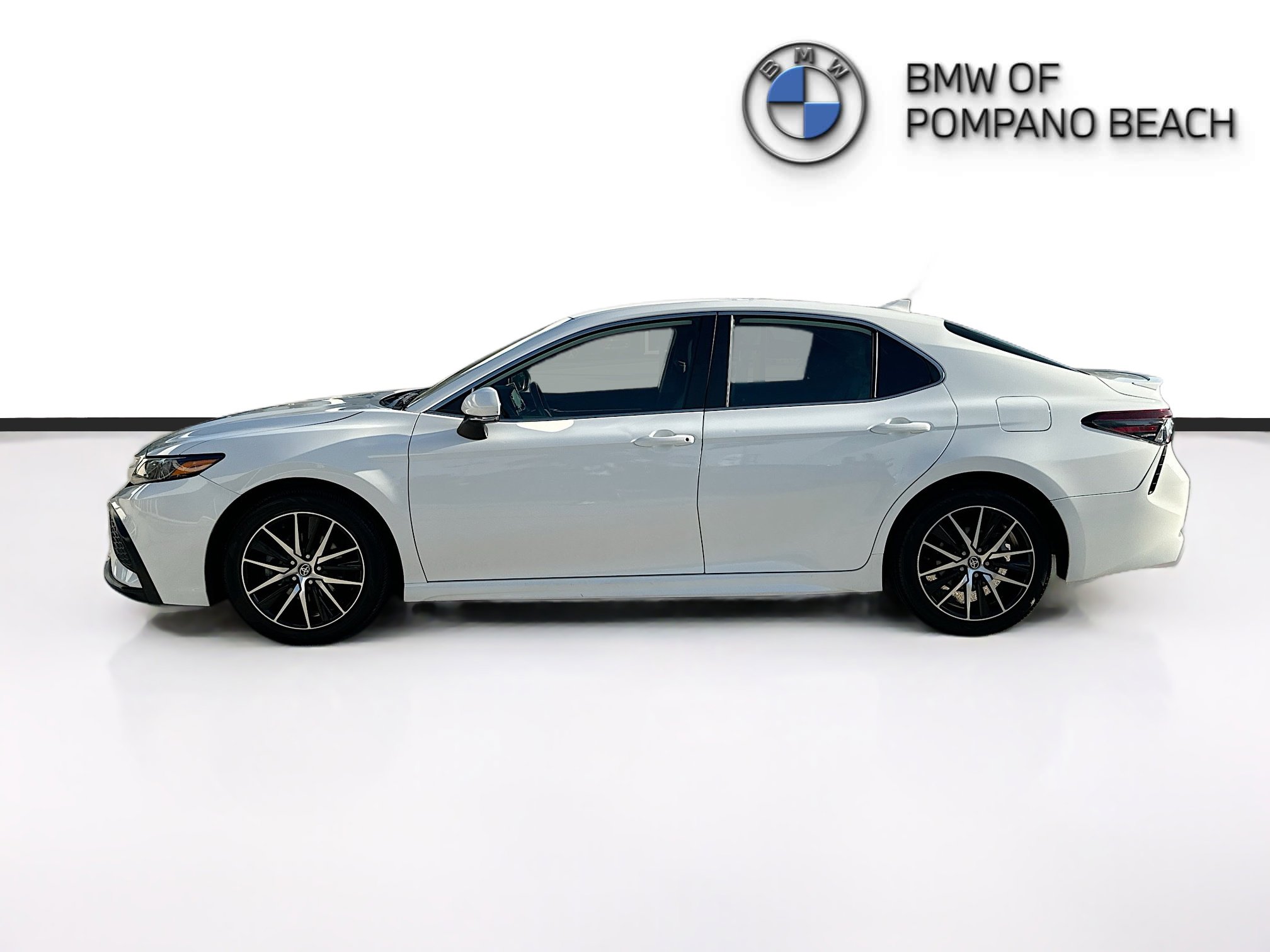 Used 2023 Toyota Camry SE image 4