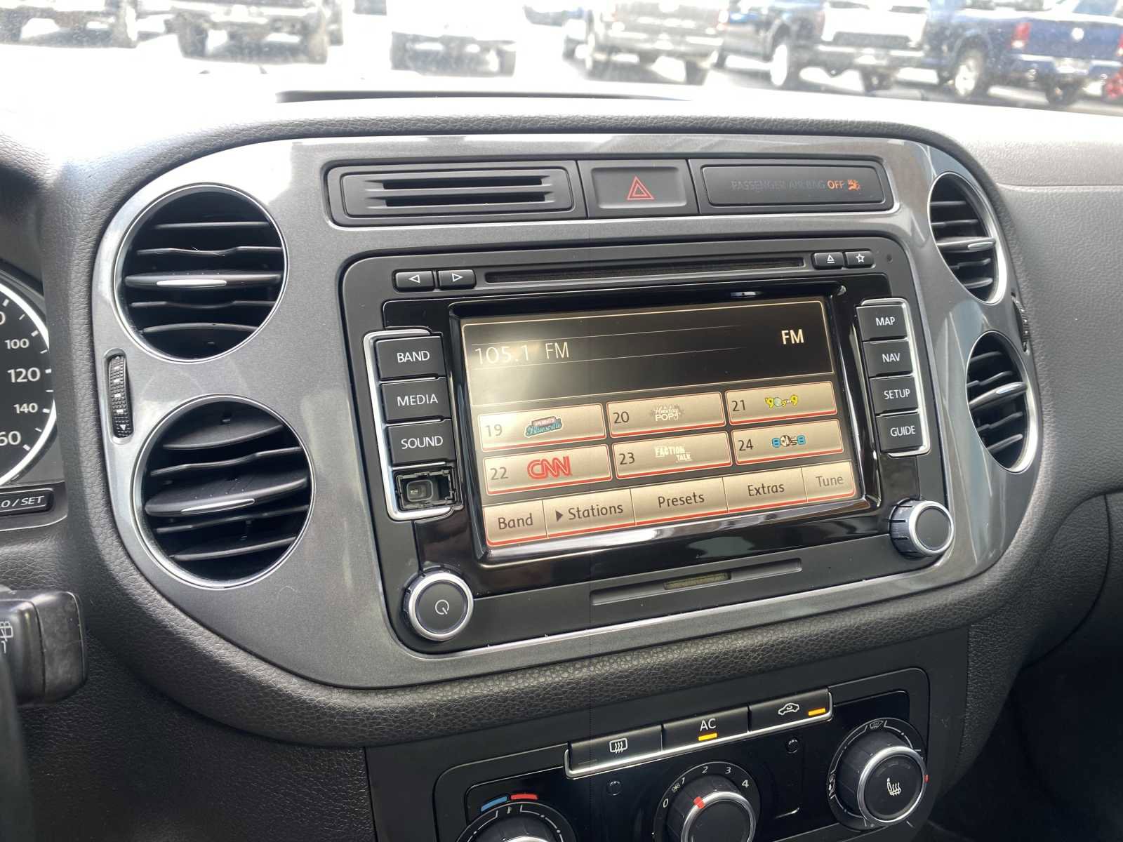 Used 2012 Volkswagen Tiguan SE image 18