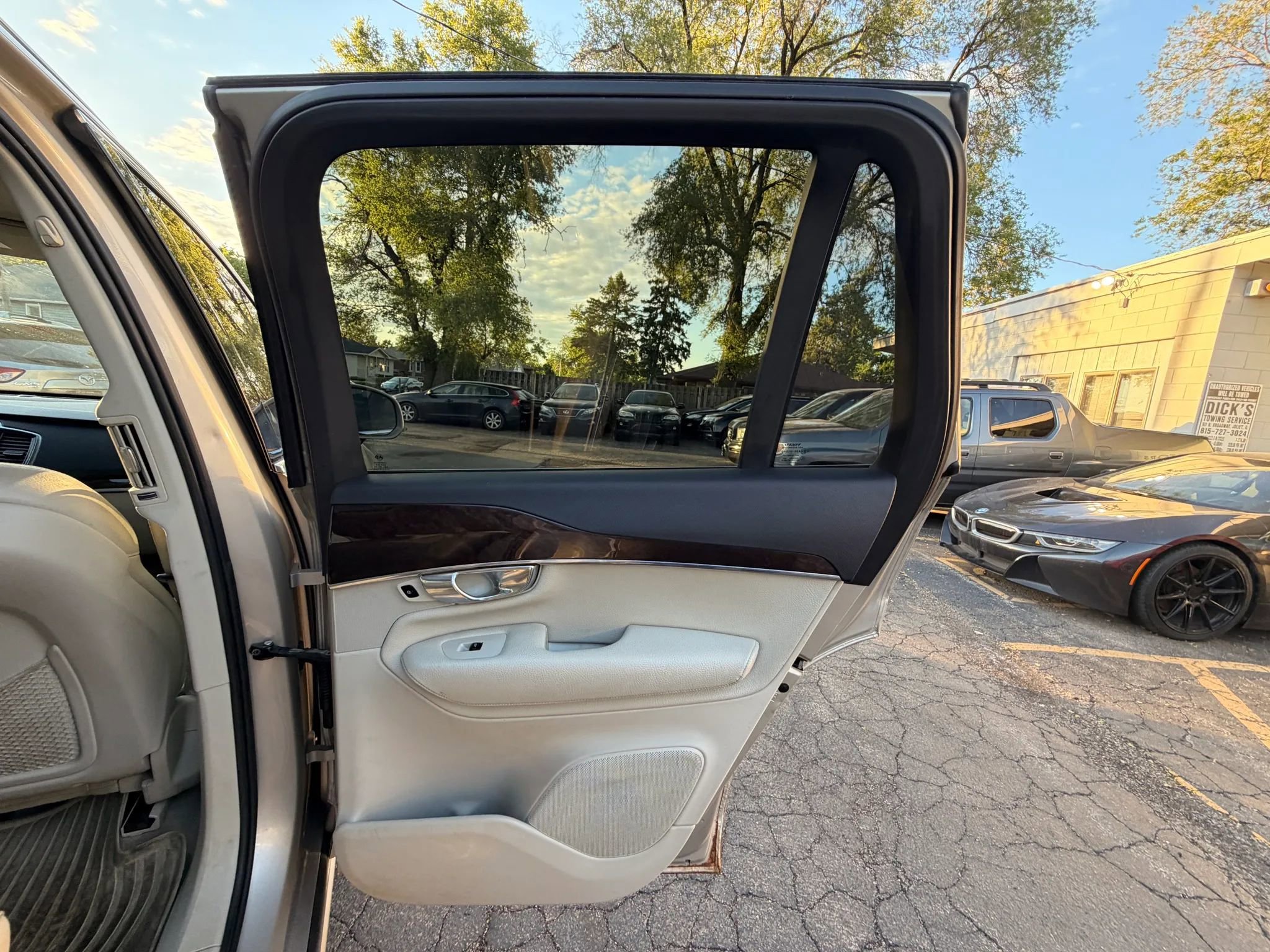 Used 2016 Volvo XC90 T6 Momentum w/ Momentum Plus Package AWD/4WD image 28