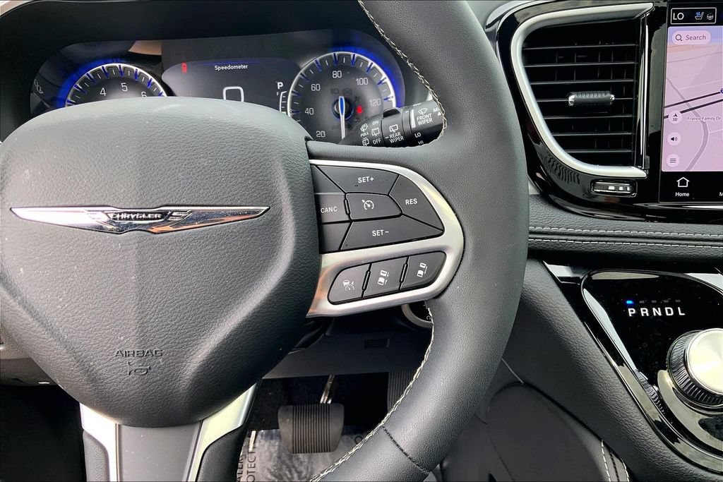 Used 2026 Chrysler Pacifica Limited FWD image 18