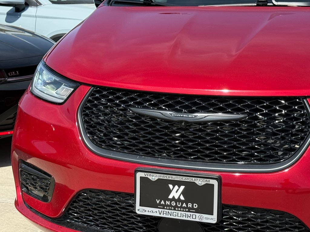 Used 2025 Chrysler Pacifica Limited image 7