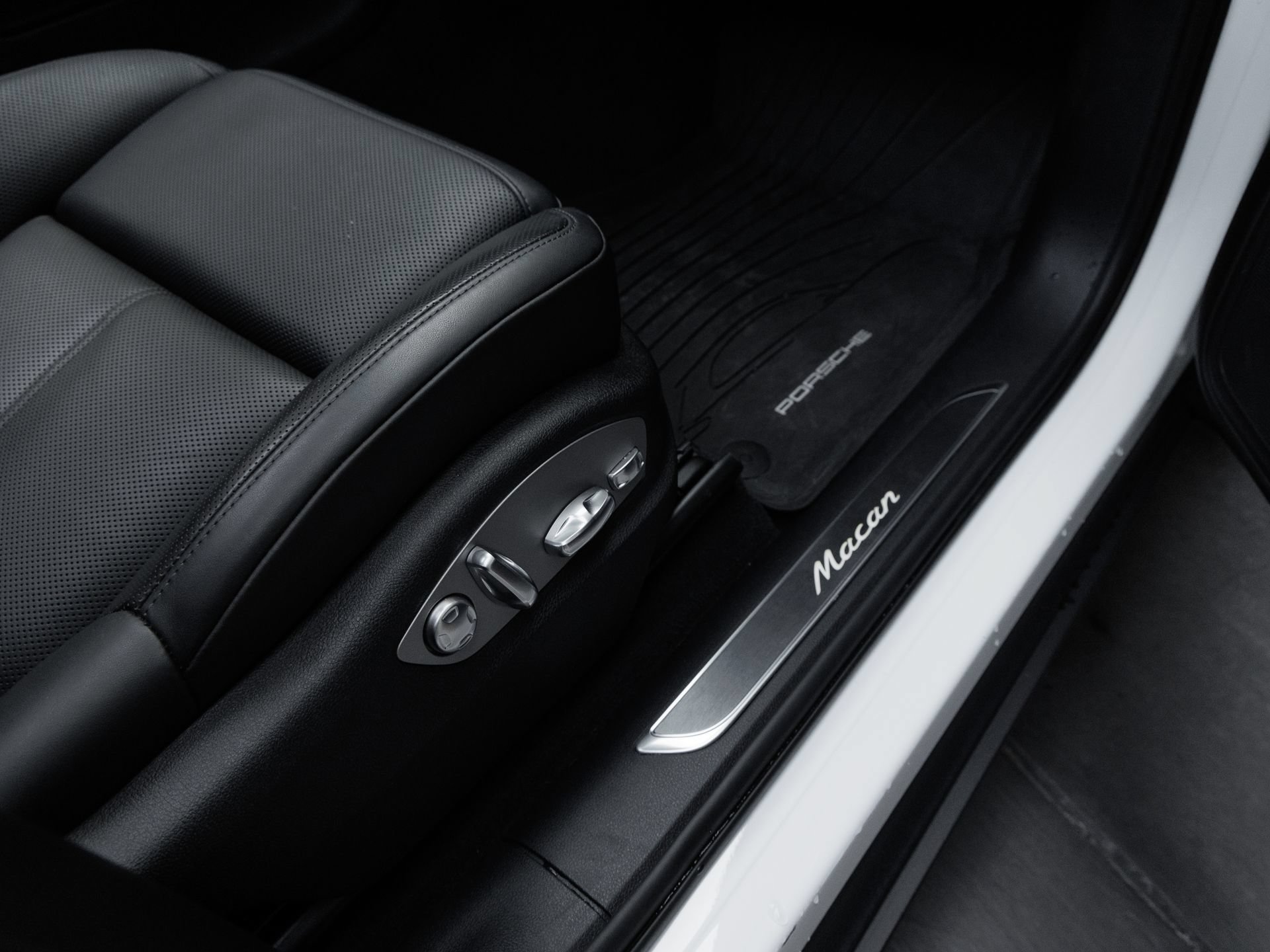Certified 2026 Porsche Macan AWD/4WD image 39