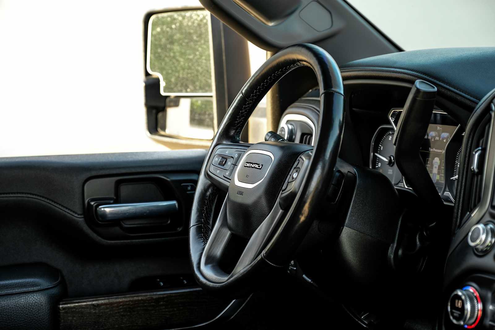 Used 2022 GMC Sierra 3500 Denali w/ Denali Ultimate Package AWD/4WD image 17
