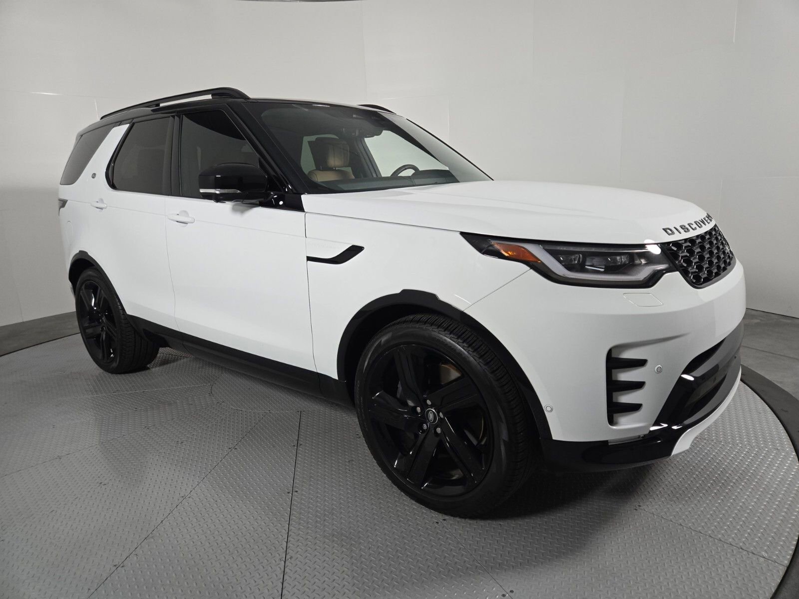 Used 2025 Land Rover Discovery Dynamic SE AWD/4WD image 3