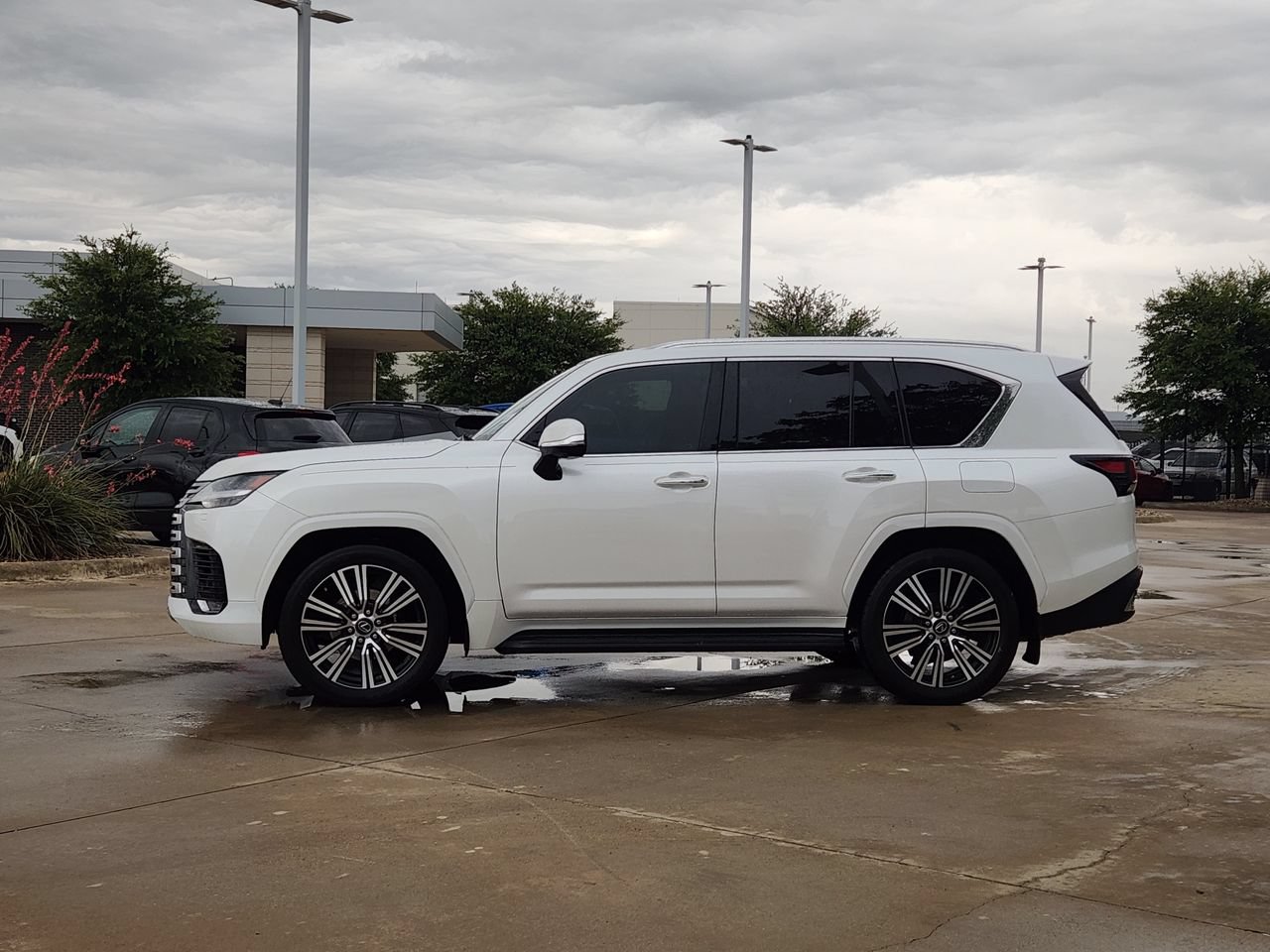 Used 2023 Lexus LX 600 4WD w/ Luxury Package image 4
