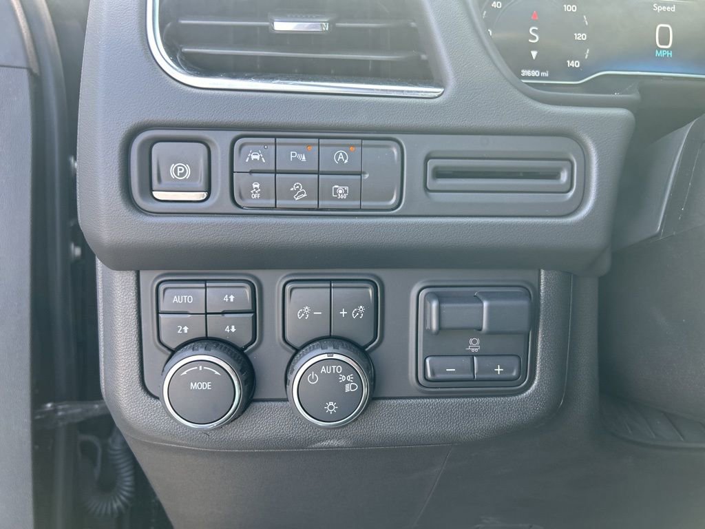 Used 2024 Chevrolet Suburban Z71 w/ Luxury Package AWD/4WD image 20