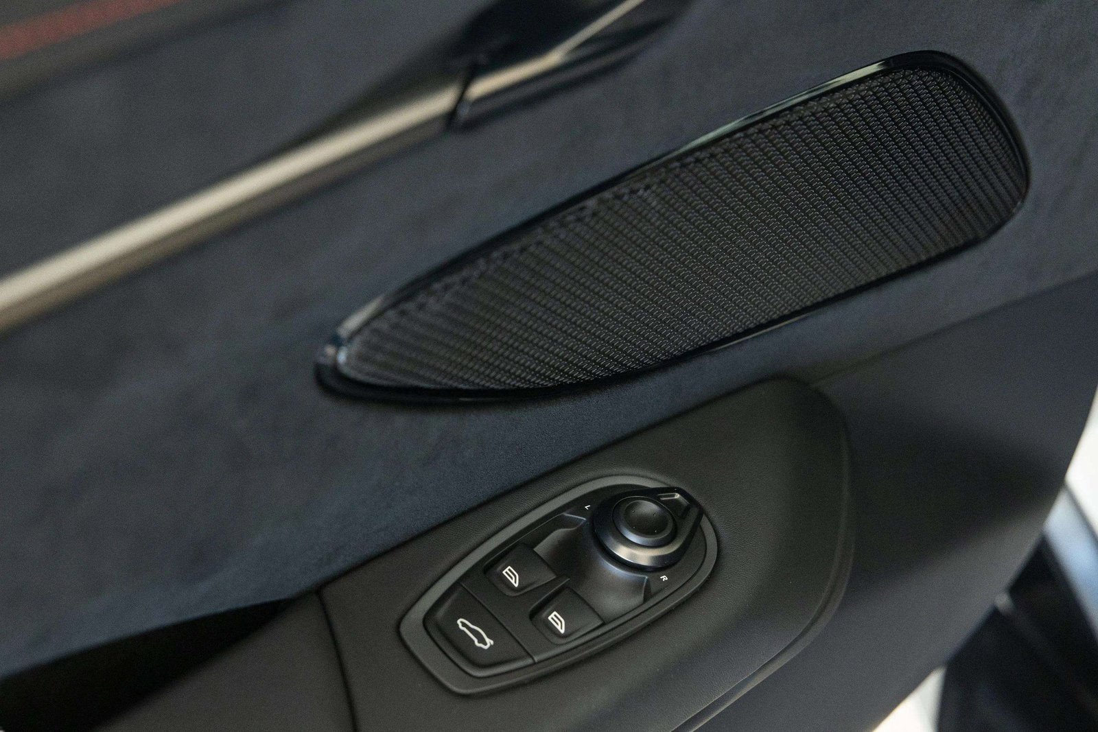 Used 2025 Aston Martin V8 Vantage Coupe image 31