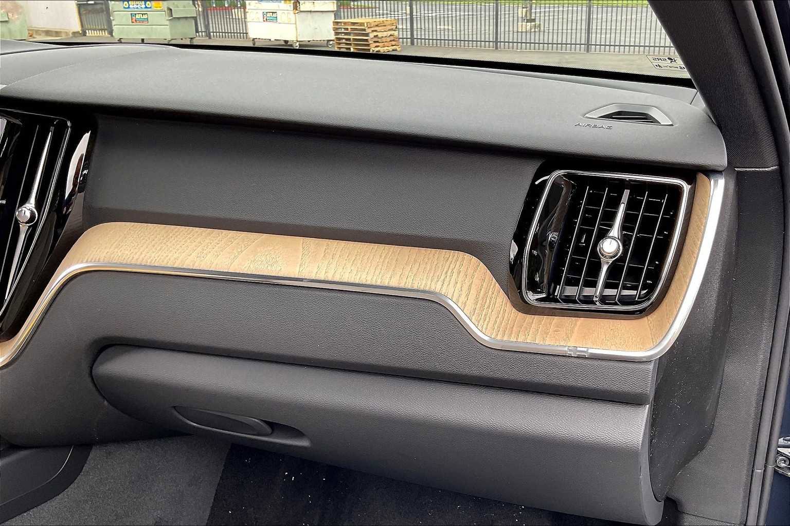 New 2026 Volvo XC60 T8 Plus w/ Protection Package Premier image 28