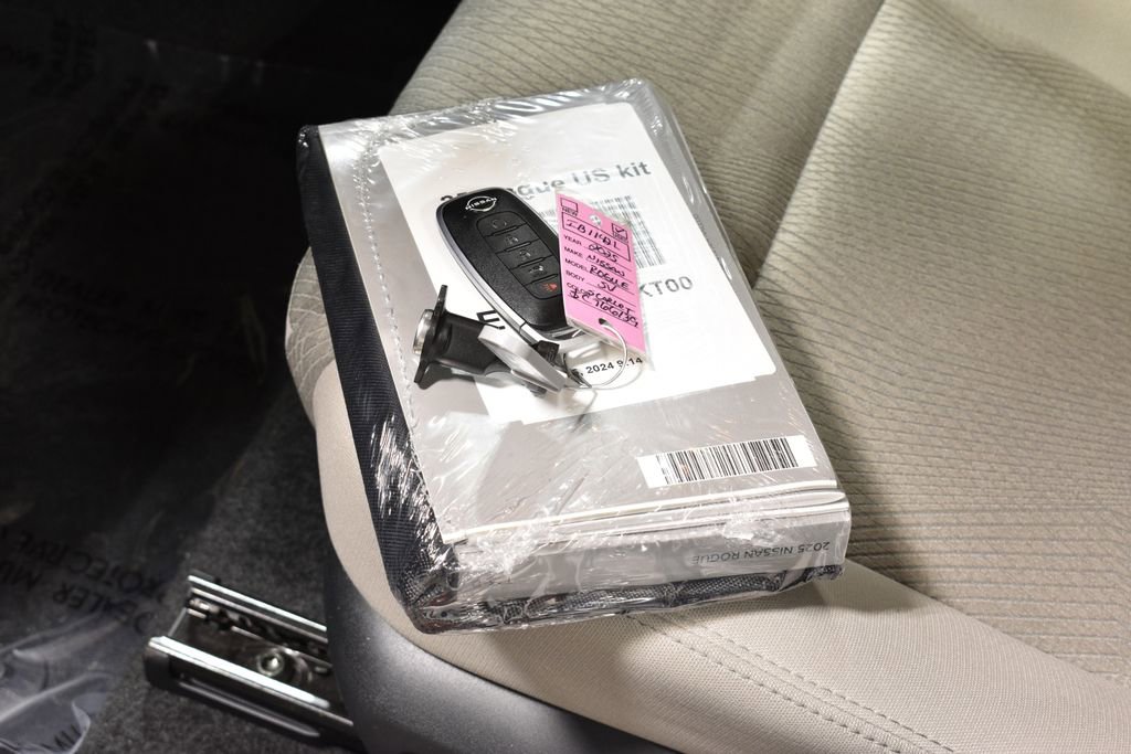Used 2025 Nissan Rogue SV image 39