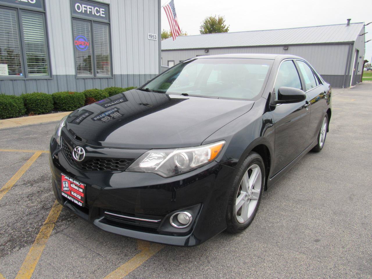 Used 2012 Toyota Camry SE FWD image 1