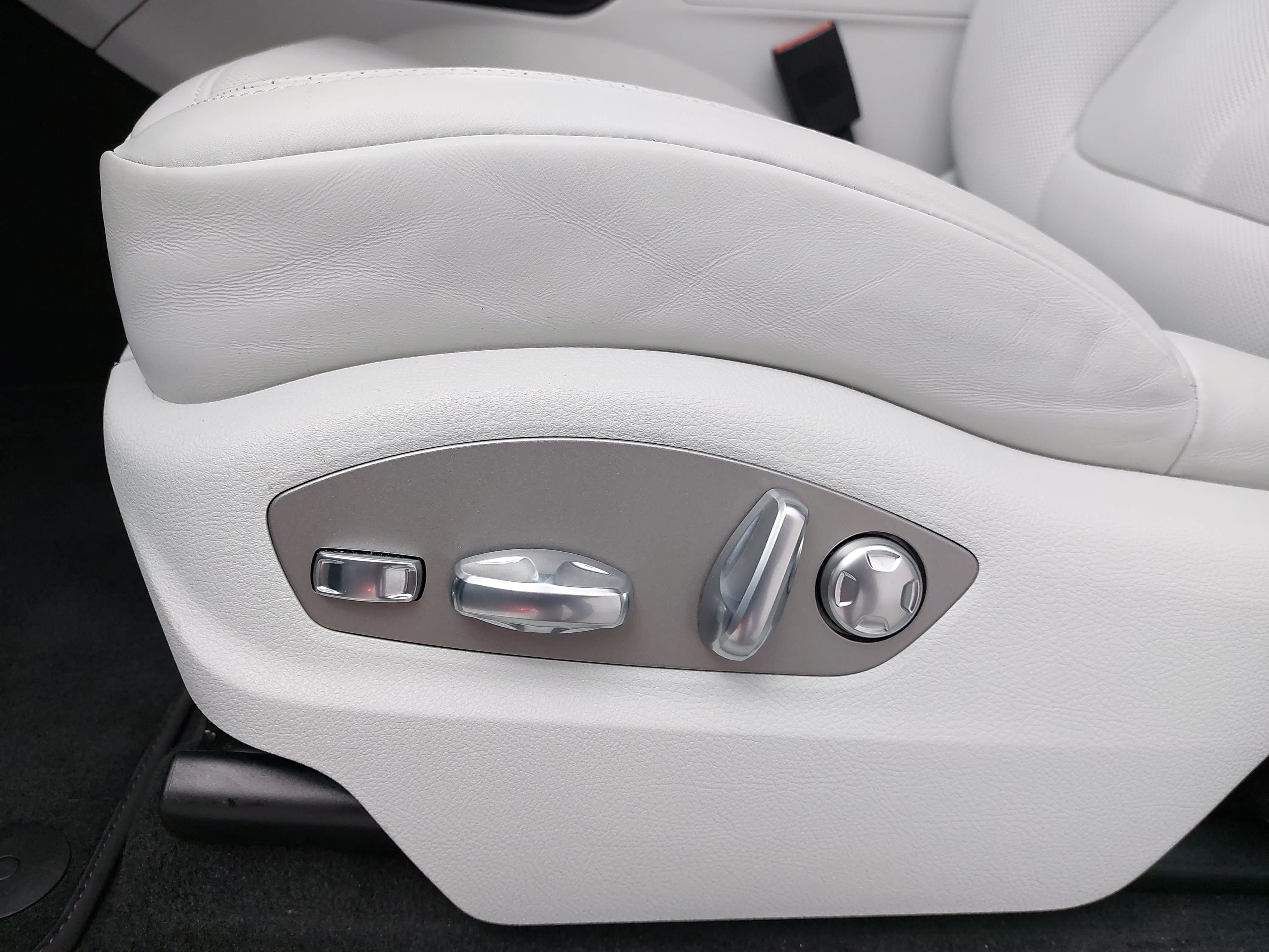 Certified 2026 Porsche Macan AWD/4WD image 31