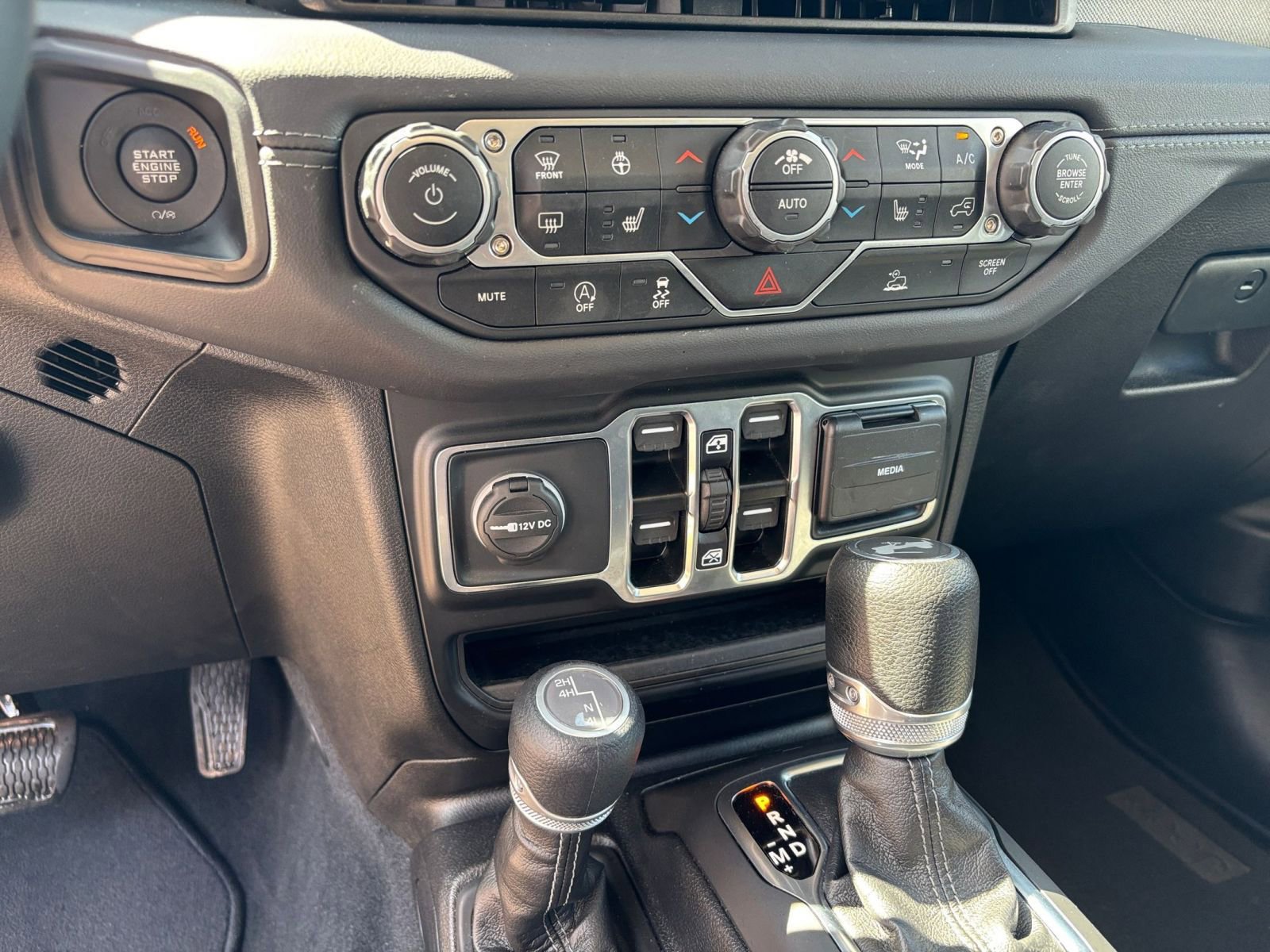 Used 2025 Jeep Wrangler Sahara image 39