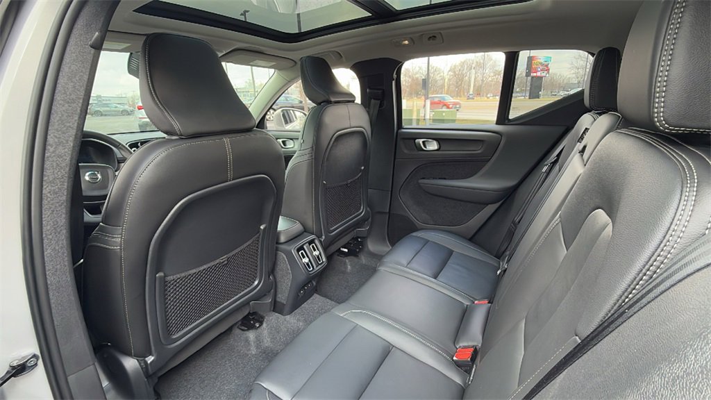 Certified 2025 Volvo XC40 B5 Plus image 27