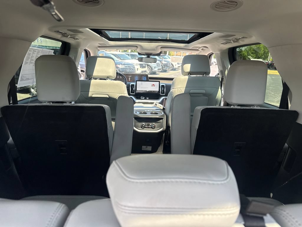 Used 2025 Ford Expedition Platinum w/ Driver's Package AWD/4WD image 14