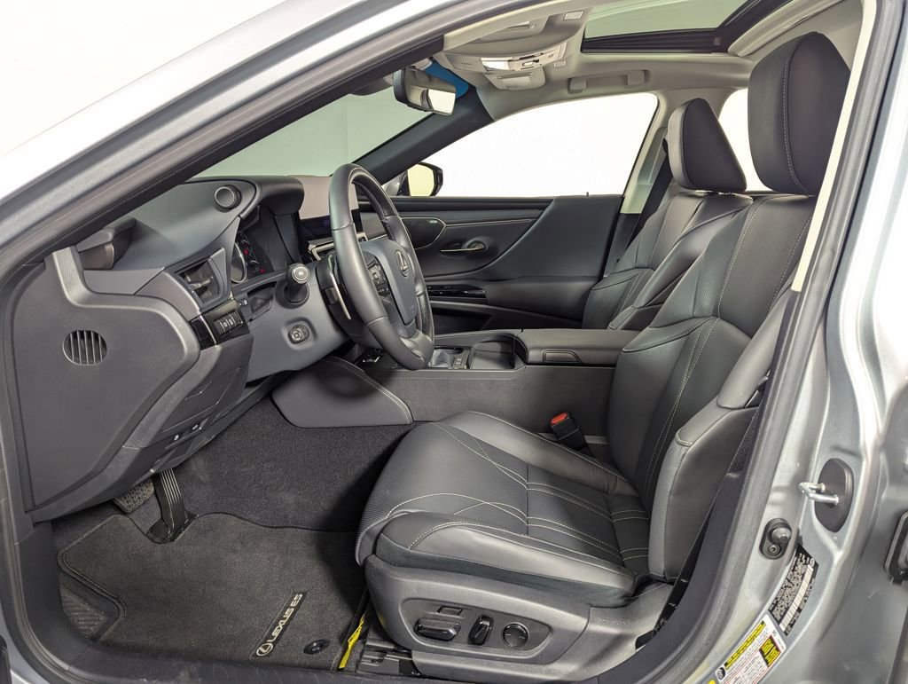 Used 2025 Lexus ES 300h Ultra Luxury w/ Accessory Package (Z1) image 4