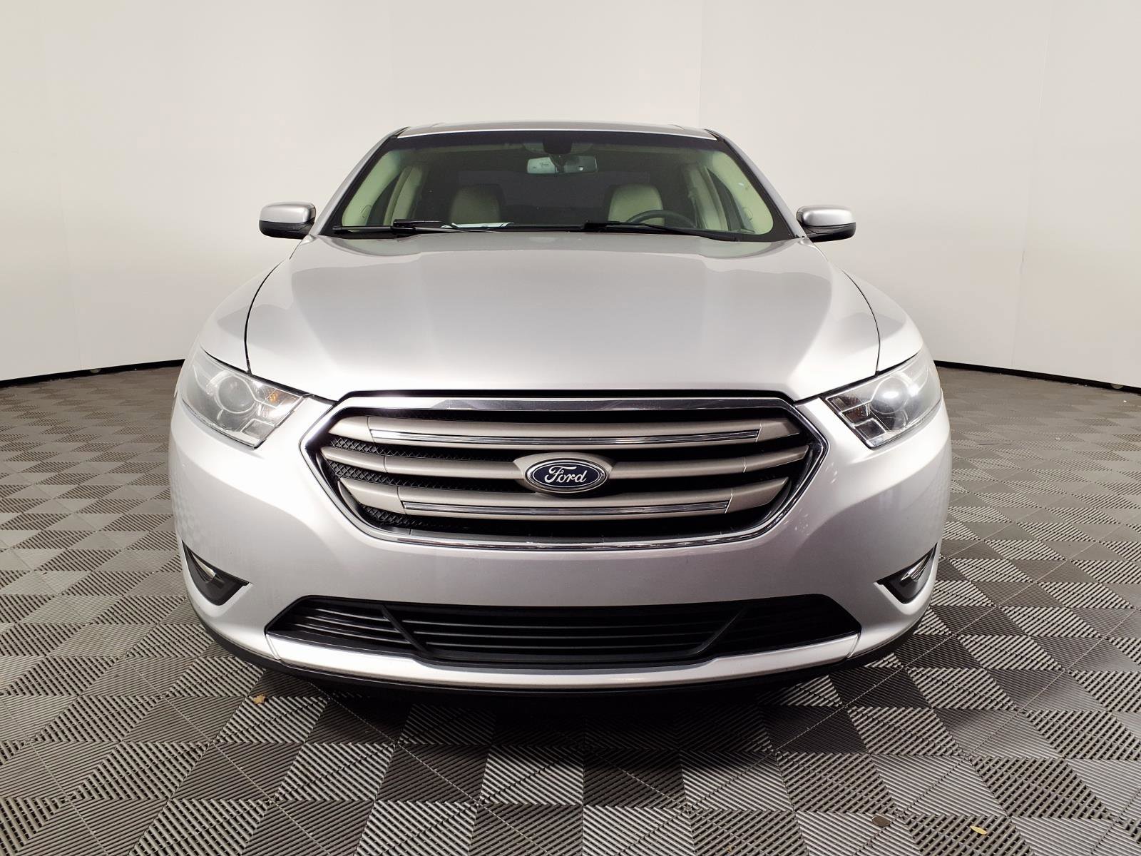 Used 2016 Ford Taurus SEL FWD image 2