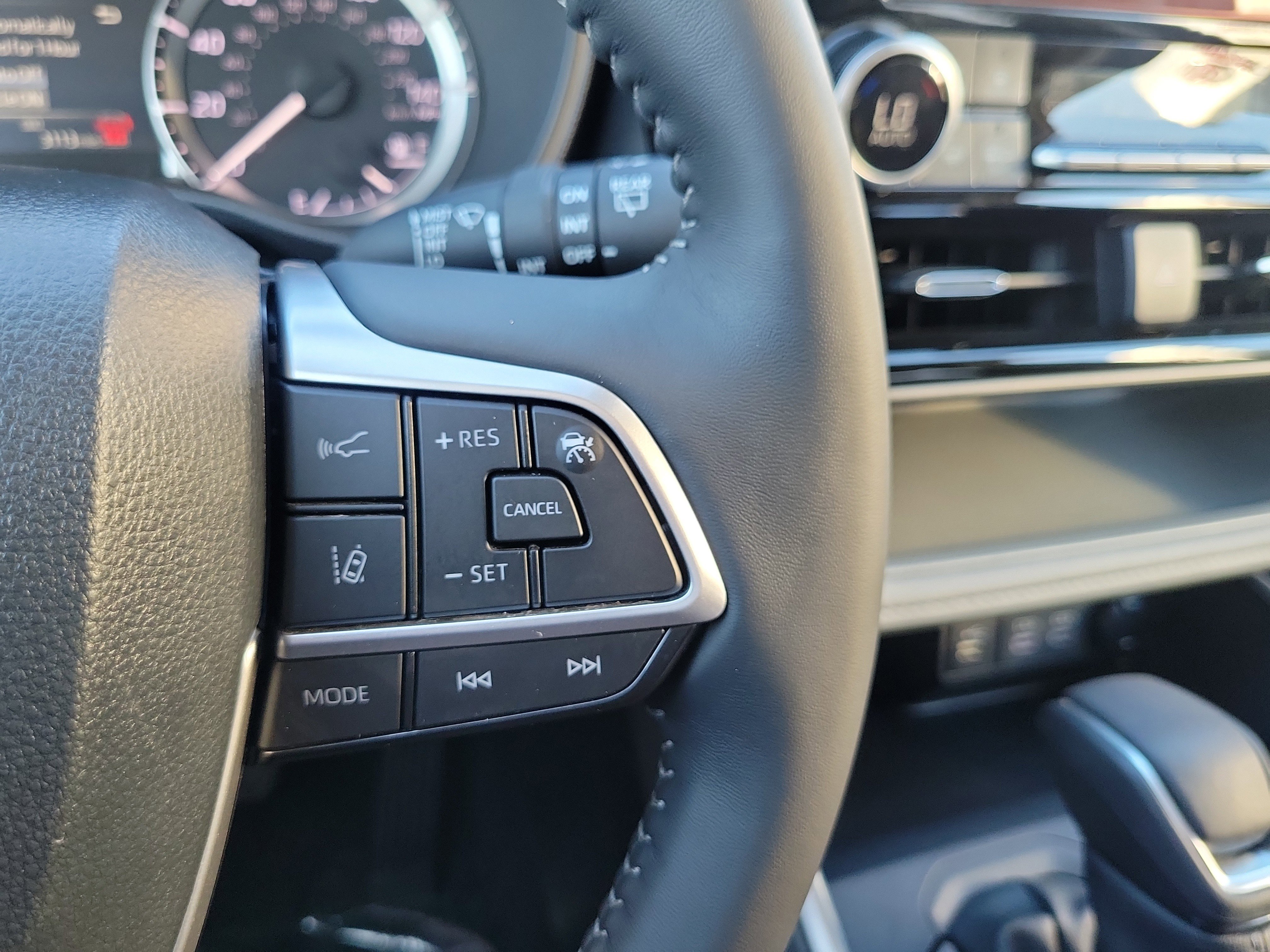 Used 2025 Toyota Highlander LE image 16