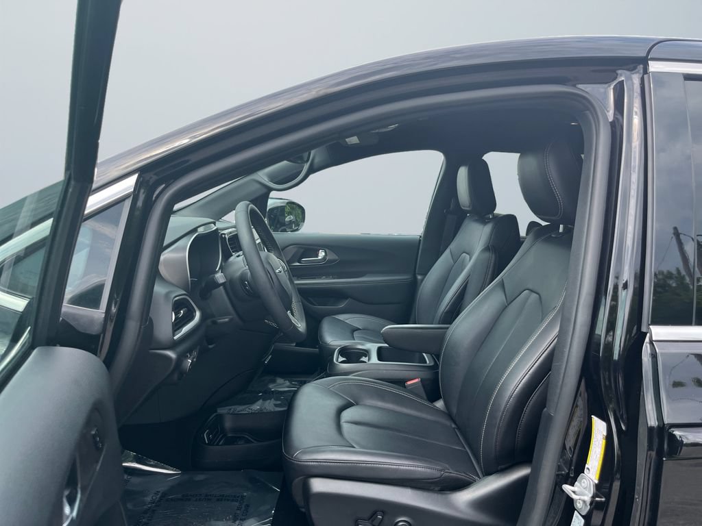 Used 2025 Chrysler Pacifica Select FWD image 9