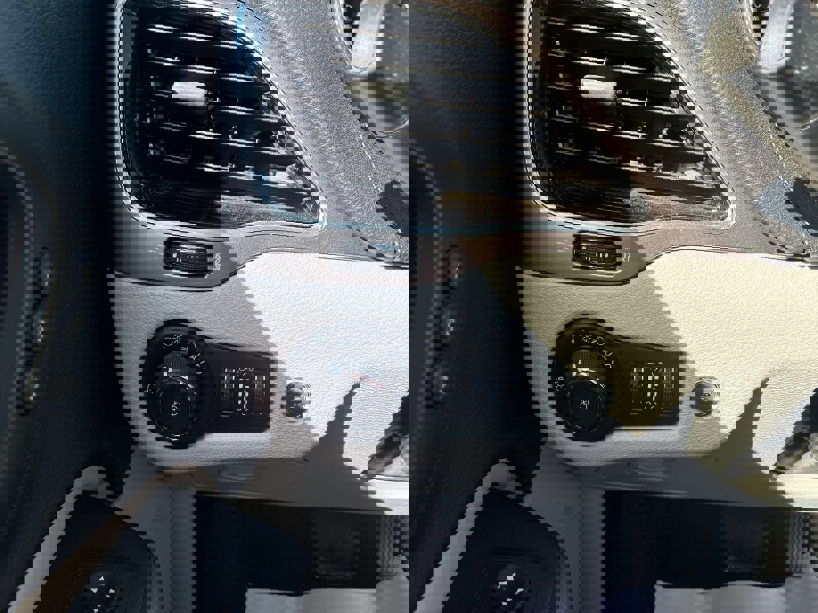 Used 2021 Jeep Cherokee Limited image 28