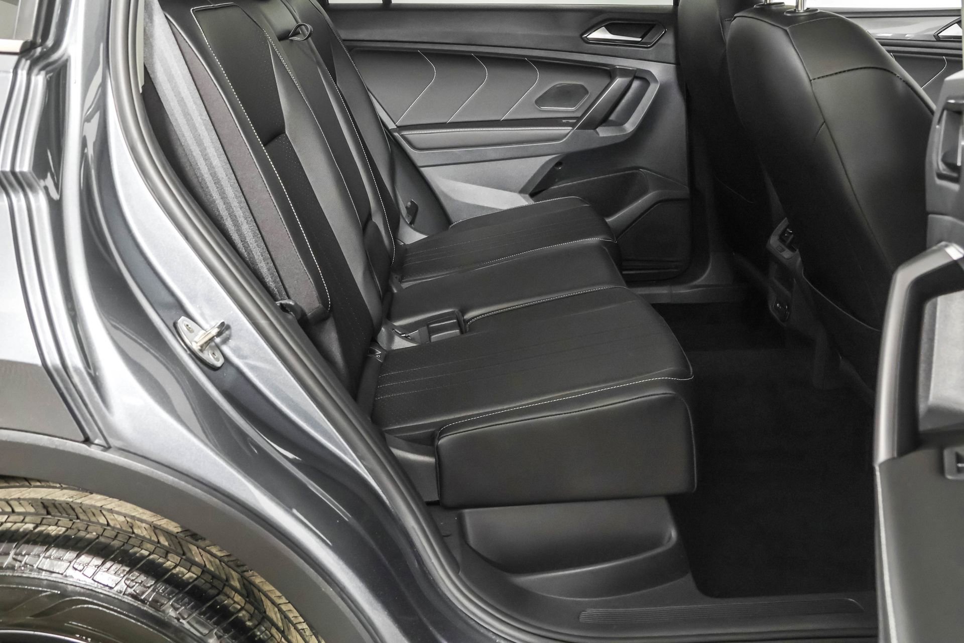 Used 2022 Volkswagen Tiguan SE image 41