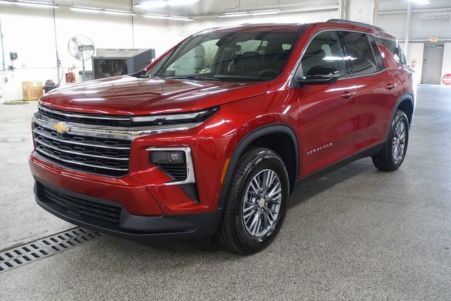 Used 2025 Chevrolet Traverse LT w/ Enhanced Driving Package image 3