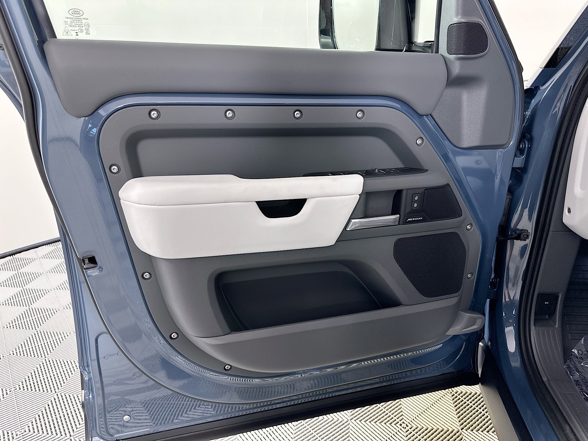 Used 2025 Land Rover Defender 110 S image 14