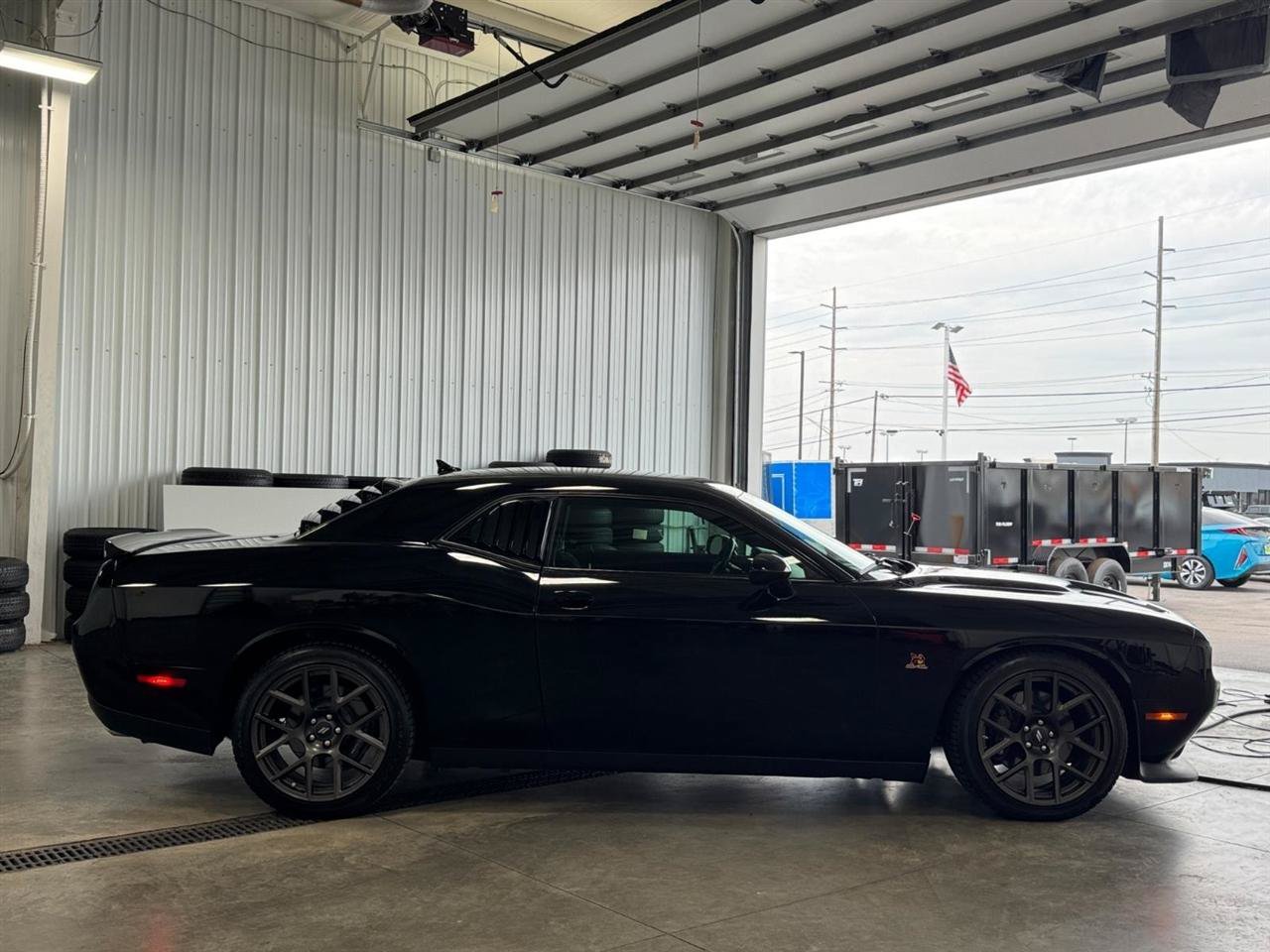 Used 2018 Dodge Challenger R/T Scat Pack w/ Driver Convenience Group RWD image 2