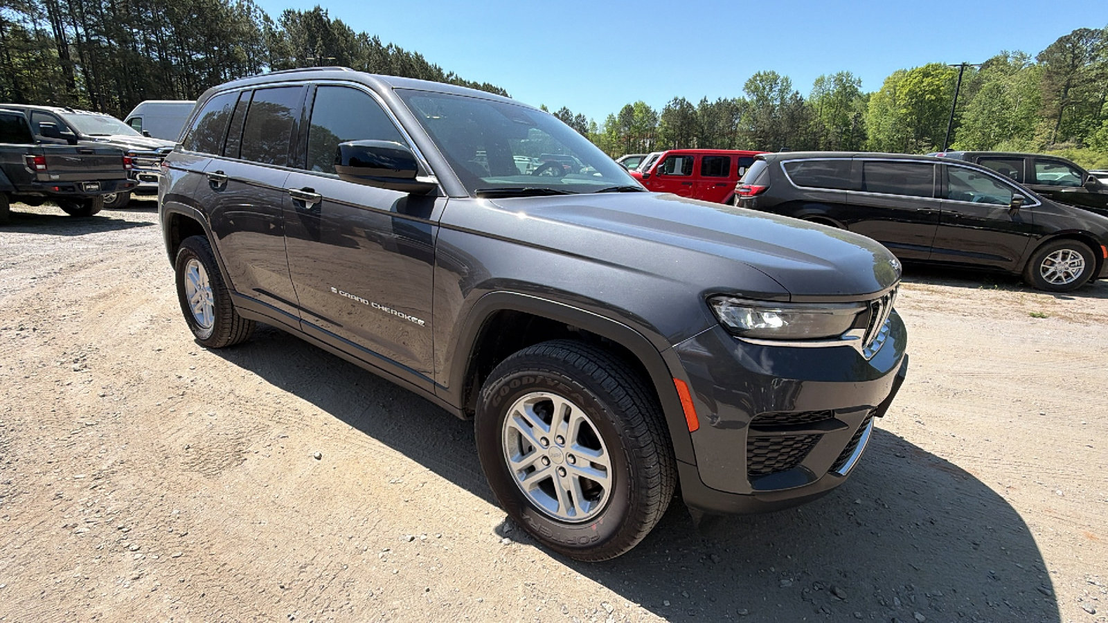 Certified 2025 Jeep Grand Cherokee Laredo image 5