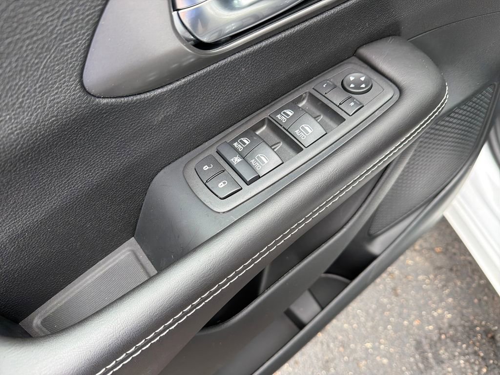 New 2026 Chrysler Pacifica Select w/ S Appearance Package AWD/4WD image 11