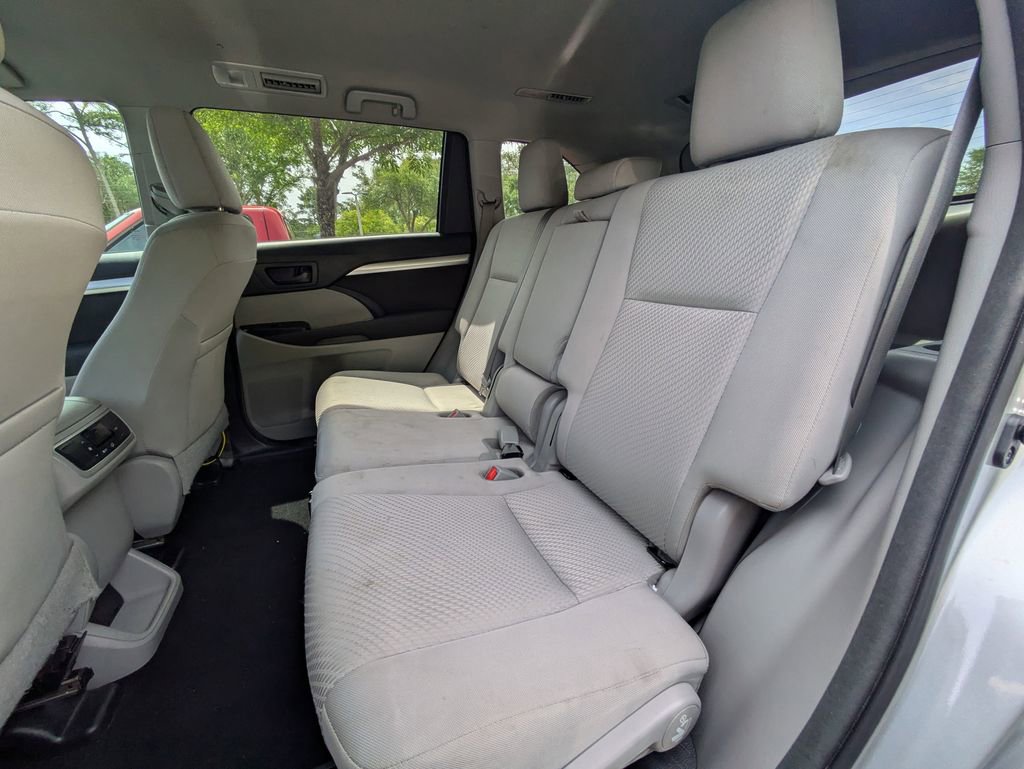Used 2017 Toyota Highlander LE FWD image 33