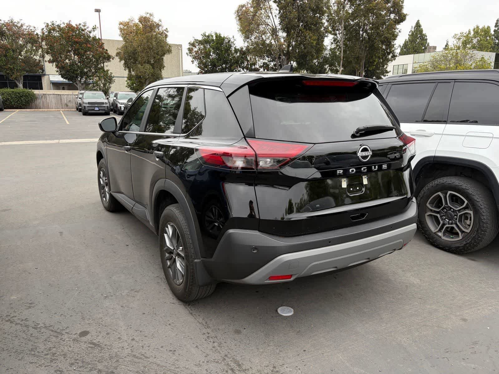 Used 2023 Nissan Rogue S FWD image 4