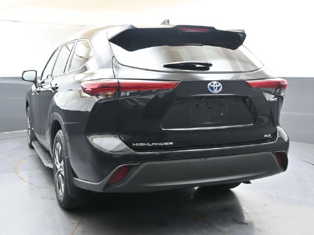 Used 2021 Toyota Highlander XLE AWD/4WD image 4