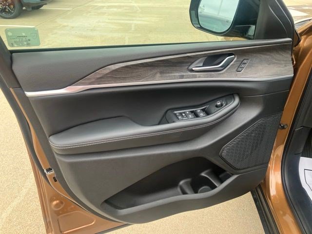 New 2026 Jeep Grand Cherokee L Limited w/ Limited Altitude Package AWD/4WD image 9