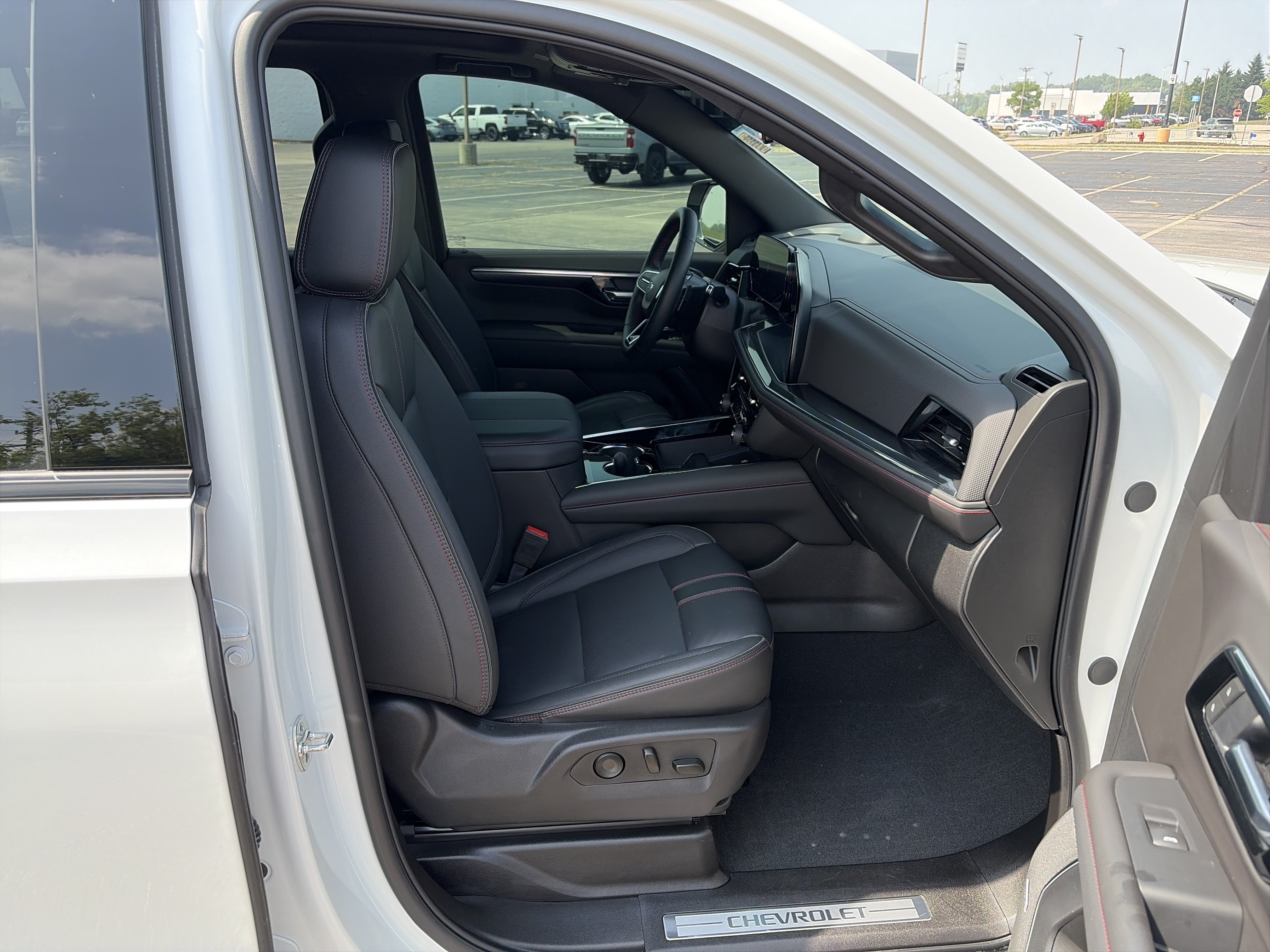 Used 2025 Chevrolet Suburban RST w/ Comfort Package AWD/4WD image 18