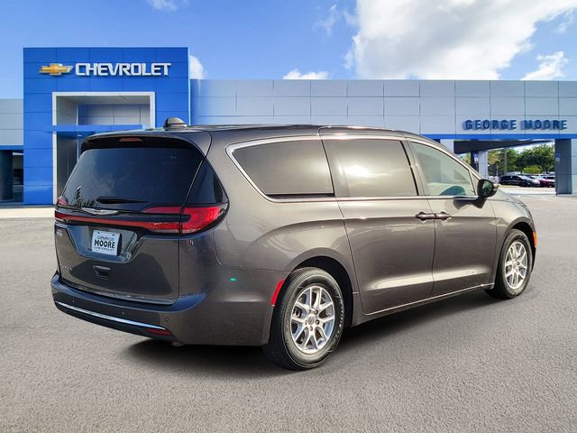 Used 2023 Chrysler Pacifica Touring-L image 4